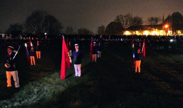 Vendeliers bij paasvuur. (foto: gilden Huissen)