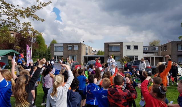 De warming-up voor de sponsorloop. (foto: Dianne Molthoff)