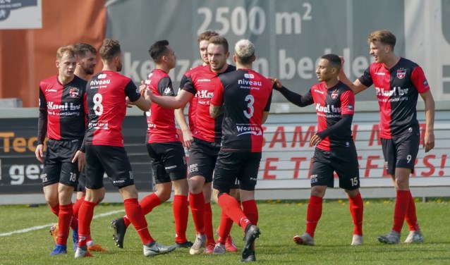 De Treffers v Jong Vitese: Groesbeek2de divisie 2018-2019 (l-R)Coen Maertzdorf van De Treffers wordt gefeliciteerd met zijn 2. (Foto: Jan Peters)