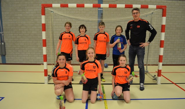 Achter van links naar rechts.: Ingmar Heebing, Joach Davidse, Stijn Verhoef, Mirte Blaauw, Carlo Heebing (coach). Voor van links naar rechts: Linde Blaauw, Fenne Peters, Lisa Bos. (foto: Christel Rijkaart)