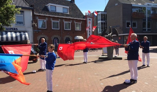 Vendeliers zwaaien het vaandel. (foto: gilden Huissen)