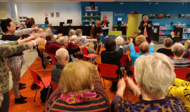 Enthousiasme tijdens optreden Henkie. (foto: Eddie van Hattum)