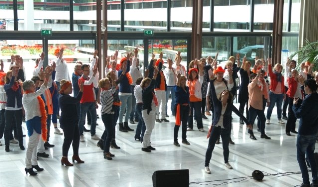 Optreden Popkoor o|two|six stadhuis - Koningsdag 2017 (foto: Addy Landzaat)