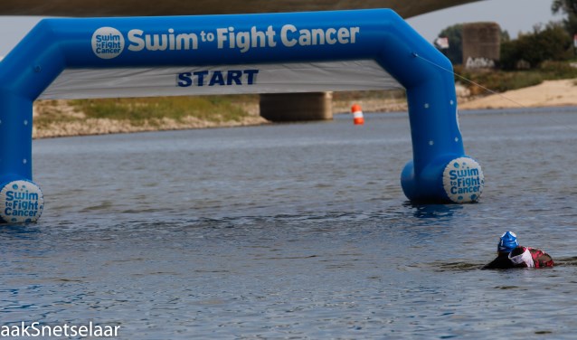 Start inschrijving Swim to Fight Cancer Nijmegenight Cancer. (foto: Sjaak Snetselaar)