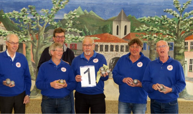 De kampioenen: Frans Krol, Jan Berends, Ben Peters, Simon Kouwenhoven, Henk van der Kemp, Ton Sluiter en Geert Arends. (foto: JBC Lingewaard)