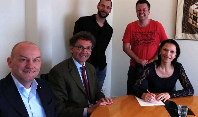 Onder toeziend oog van Evert Oldenburger en Han Castrop van Notarissen Elst tekent het bestuur van Speeltuin Elstervreugd de akte voor de oprichting van de stichting. Van links naar rechts: Evert Oldenburger (notaris), Han Castrop (notaris), Tim Timmer (penningmeester), Ron Hebben (voorzitter), Meredith Wolff (secretaris) en Kristel Schuiling (afwezig op de foto, algemeen bestuurslid en marketing).