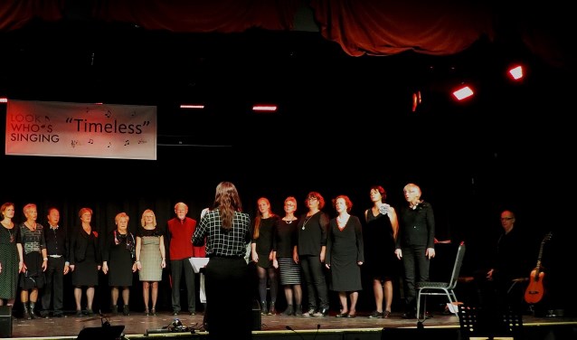 Koor Look Who's Singing, dirigent Maud Lavrijsen. (foto: Margreet Ditzel)