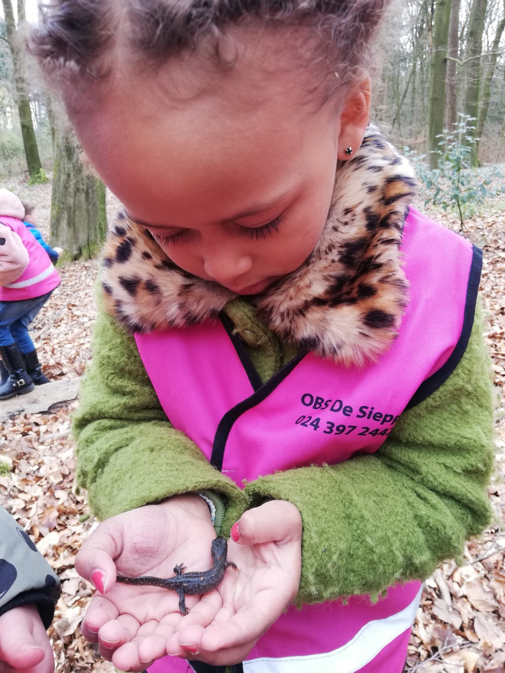 Pauline met Sjakie salamander. (foto: Dianne de Bruin)