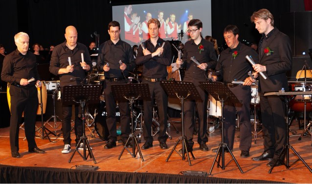 De slagwerkgroep met hun chimes. (foto: Eddy de Wild)