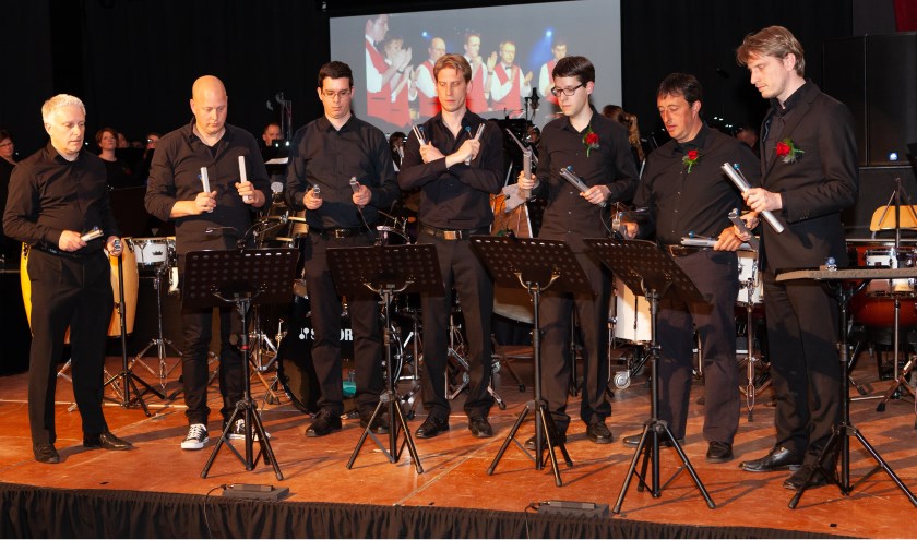 De slagwerkgroep met hun chimes. (foto: Eddy de Wild)