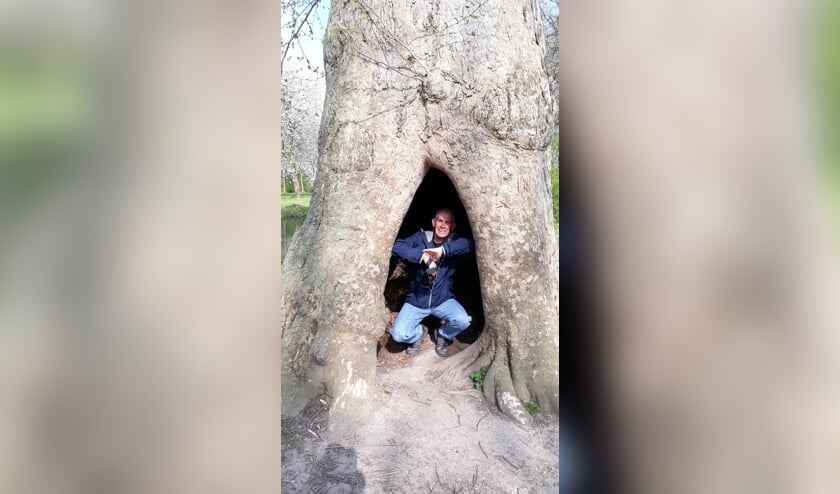 Dit keer een van onze Bol hoffotografen maar eens op de foto in de kabouterboom in Hemmen. (foto: M.van Eechoud)