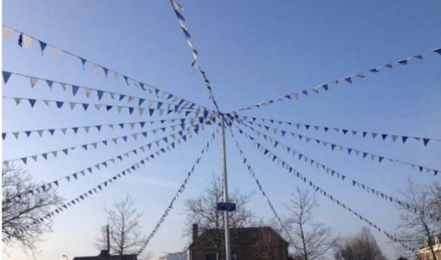 Vlaggetjes dorpsplein Elden