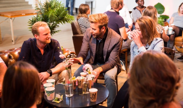 Gezellige gesprekken tijdens de Alpha cursus. (foto: Alpha Nederland)