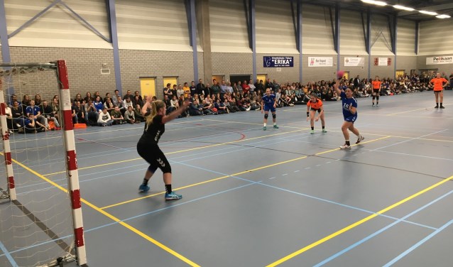 Een tjokvolle sporthal en een spannend wedstrijdverloop bij de laatste derby tussen HV Angeren en HV Huissen. 