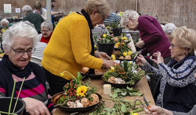 Bloemschikken door gasten van De Zonnebloem. (foto: Dorothé Peters)