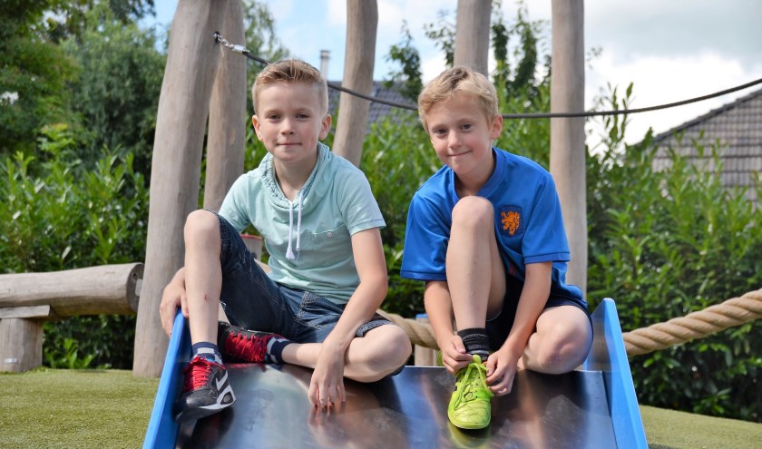 Leerlingen op de welbekende bult. (foto: Riet Sloot)