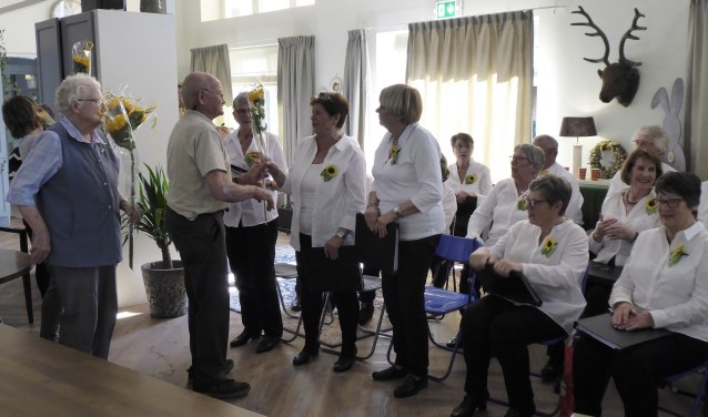 Bewoners September Zevenaar bedanken het Zonnebloemkoor voor een gezellige middag. (foto: Susan de Vries)