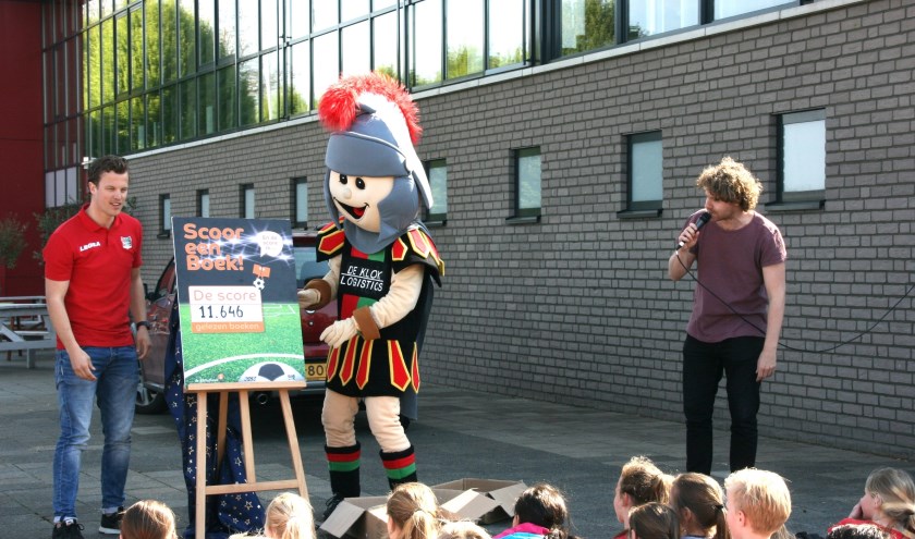 Luc te Riele van NEC, mascotte Bikkel en Kees Meulendijks van de Bibliotheek Gelderland Zuid onthullen de 'score'.