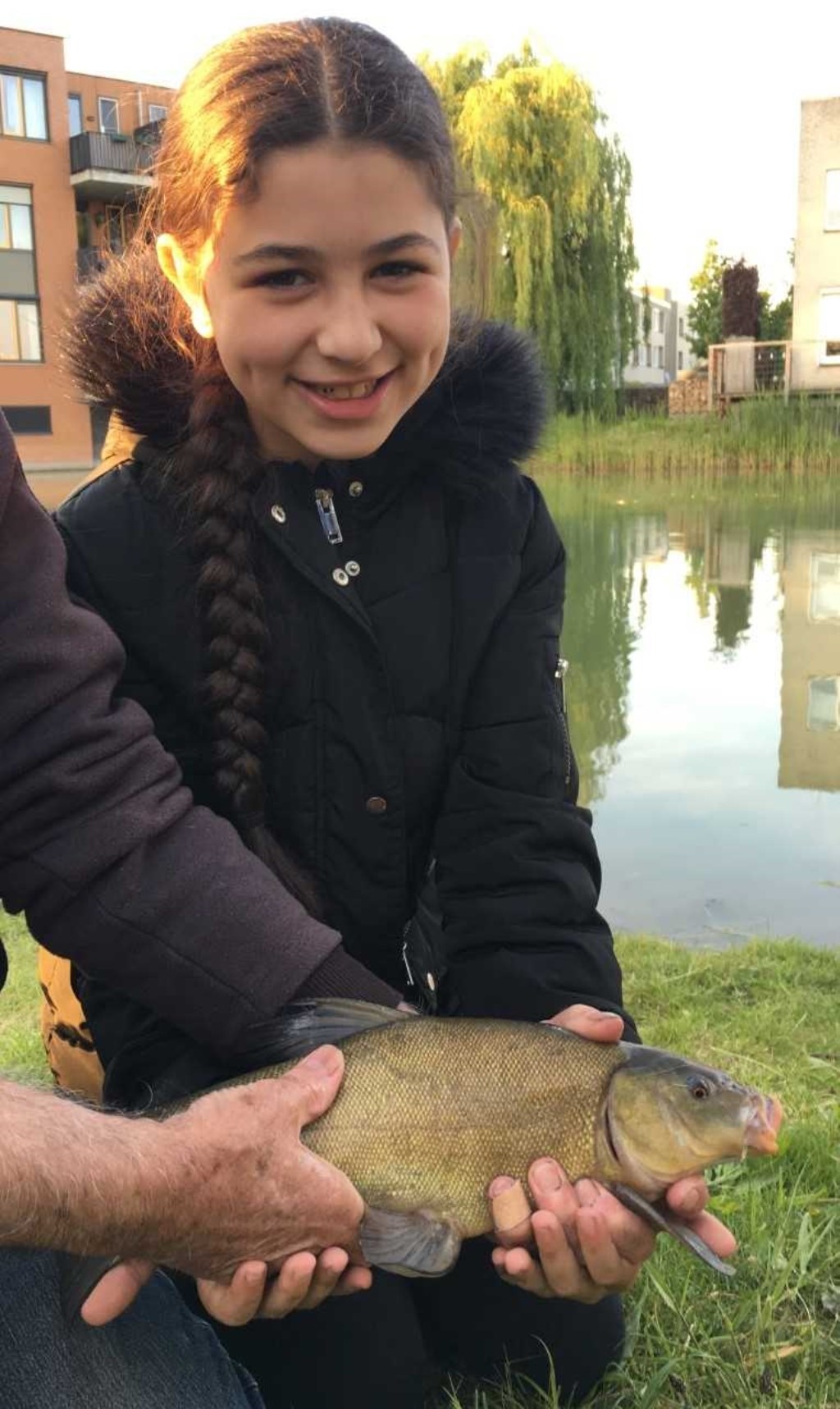 Vissen is niet alleen voor jongens, Samira wist deze avond de grootse vis te vangen.