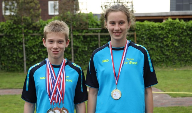 Marijn en Eline met hun medaille-oogst. (foto: Sander Baas)