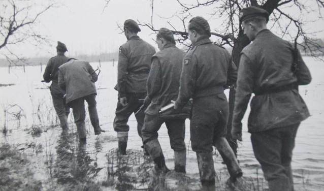 Britse soldaten waden door het overstroomde niemandsland. (foto: Ferdinand van Hemmen)