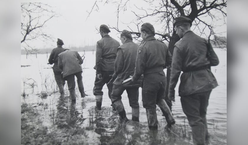 Britse soldaten waden door het overstroomde niemandsland. (foto: Ferdinand van Hemmen)