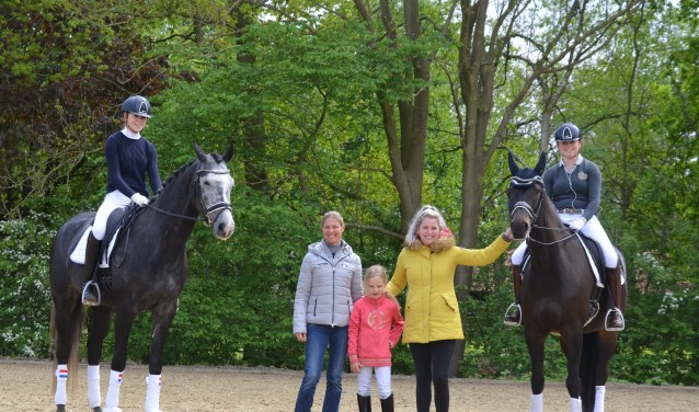 Adelinde en Jill met drie van de deelneemsters. (foto: Ivonne Hol)