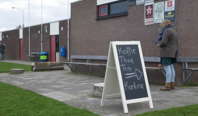 Oude gebouw met verwijzing naar een verder weggelegen koffiehoek. (foto: Jan Coenen)