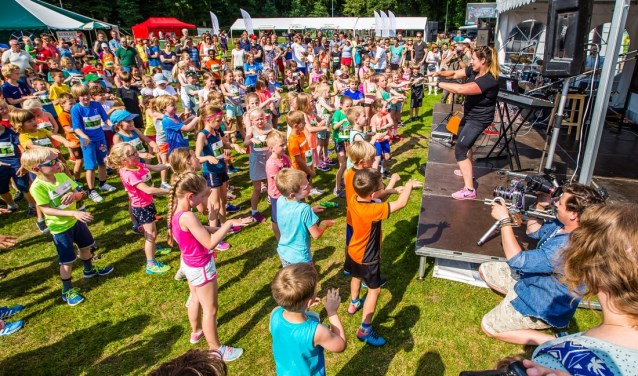 Warming-up Kidsrun 2018. (foto: Michiel van Druten)