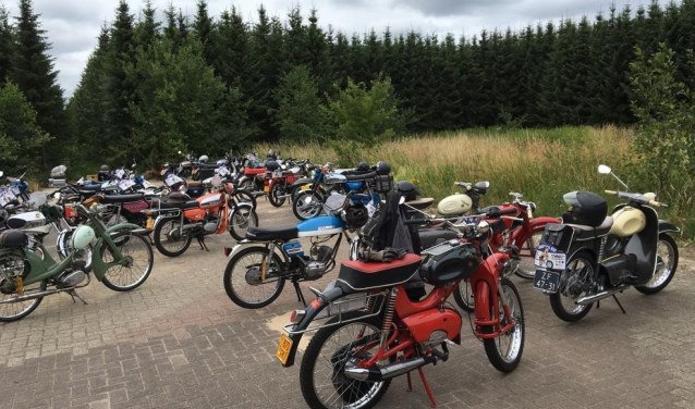 Tijdens de pauze van de tweede brommertoertocht: rustmoment voor de brommers. (foto: Bertus Ebbers)