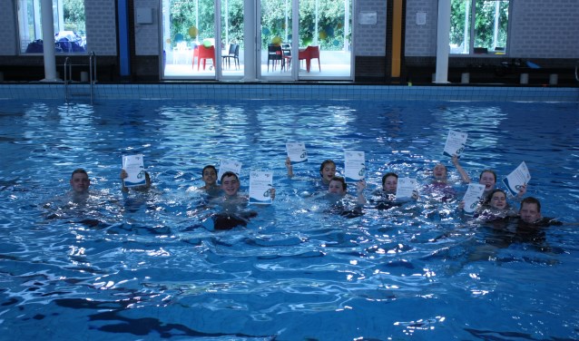 Negen jonge snorkelduikers met hun trainers. (foto: pr duikteam Sub Aqua Libera)