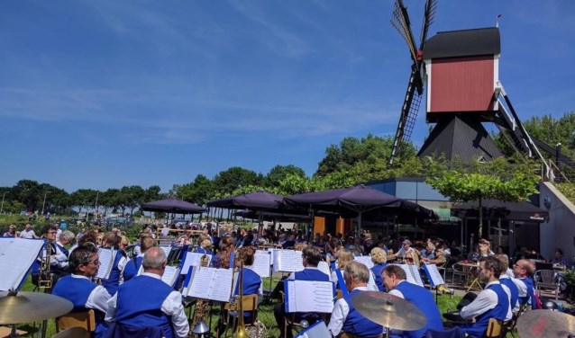 Orkest en molen. (foto: Thea van Driel)