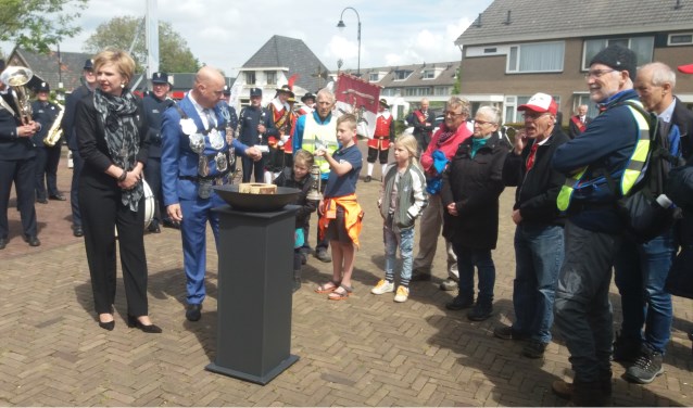 Doornenburg neemt de vlam in ontvangst. (foto: Henk van Eimeren)