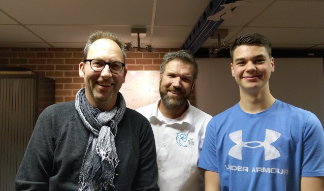 Foto van twee Jubilarissen en voorzitter van links naar rechts: Alexander Hoksbergen (25jaar), Wilbert Stapelvoort (voorzitter SAL), Stijn Palm (10jaar). 3e jubilaris: Ben van Bindsbergen (10jaar) kon helaas niet aanwezig zijn. (foto: PR duikteam Sub Aqua Libera)
