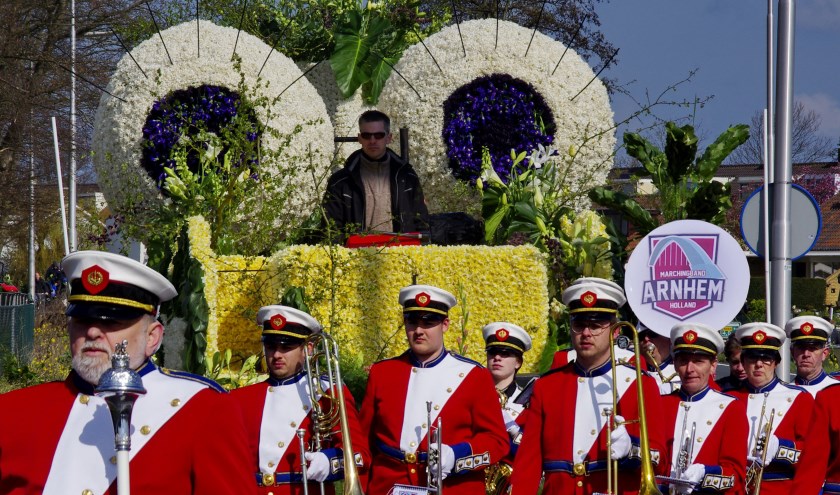 Marchingband Arnhem bij Bloemencorso Bollenstreek