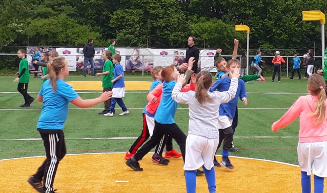Leerlingen van groep 5/6 in actie tijdens het schoolkorfbaltoernooi bij Duko. (foto: Korfbalvereniging Duko)