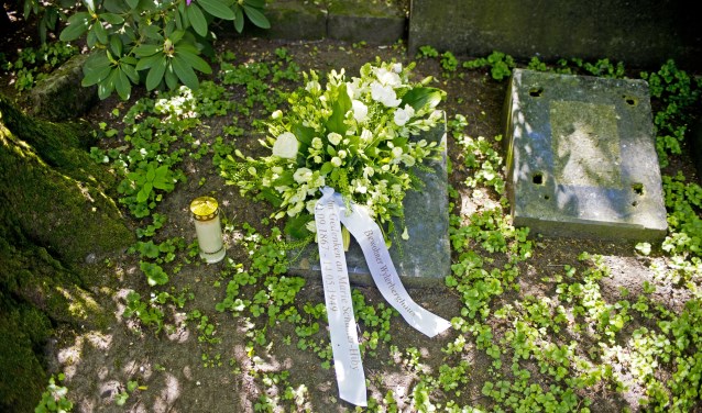 Bloemstuk op graf Marie Schuster. (foto: Vereniging Nederlands Cultuurlandschap)
