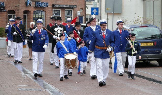 Gilden trekken door Huissen. (foto: Harrie ten Have)