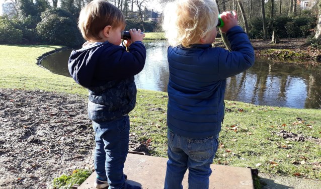 Peuter ontdekt de natuur. (foto: Kathy)