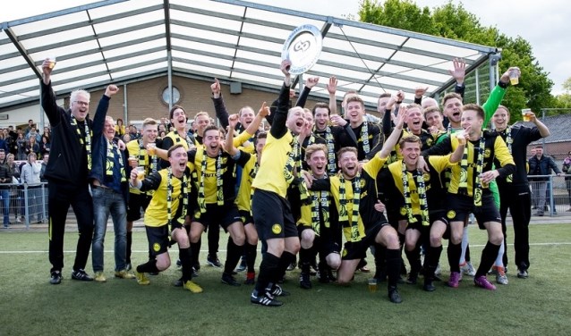 Groesbeekse Boys viert het kampioenschap. (foto: Sandra Eeren)