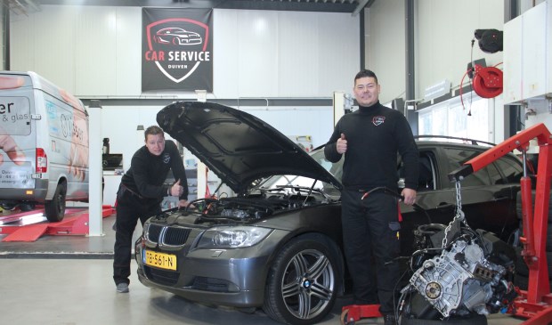 Eduard en Jan in hun garage