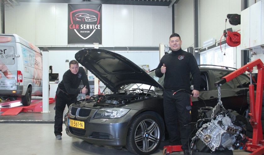 Eduard en Jan in hun garage