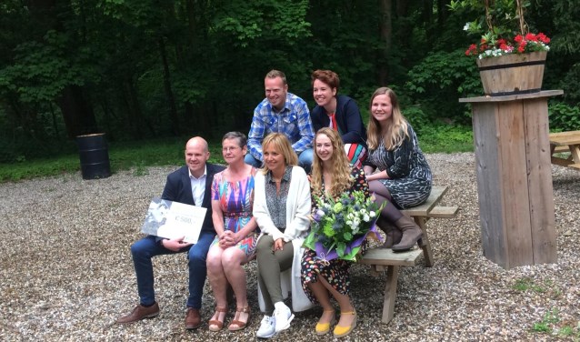 Yvonne Jaspers deelt prijs uit aan familie Bouwens. (foto: ForFarmers)