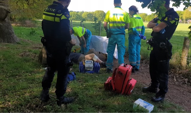 Slachtoffer die gebeten is door een hond. (foto: Waldie Rutten / 112nieuwsgroep)