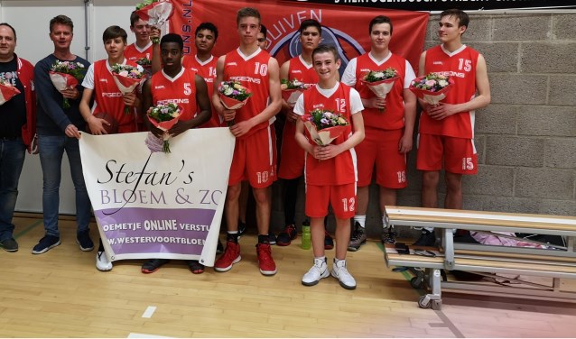(Voor) Martin Freij, Joseph Hiffins, Barned voor de Poort, Duncan Holman, (achter) Sjoerd Laarakker, Cederic Grauwde, Simon Baharlou, Christian van der Voet, Dirk van Buren, Siebe Gerritsen, trainers Andreas Kiele en Peter van der Voet. (foto: Pigeons Basketbal )