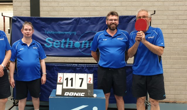 De mannen genieten na van het kampioenschap: Richard Wierbos, Henk van Holland, Frits Gillissen en Gert den Tuinder. (foto: Paul Kogels)