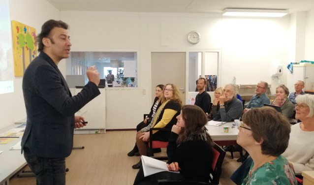 Een bevlogen Kaveh Bouteh deelt do’s en don’t tijdens de workshop cultuursensitief werken. Groep. (foto: Forte Welzijn)