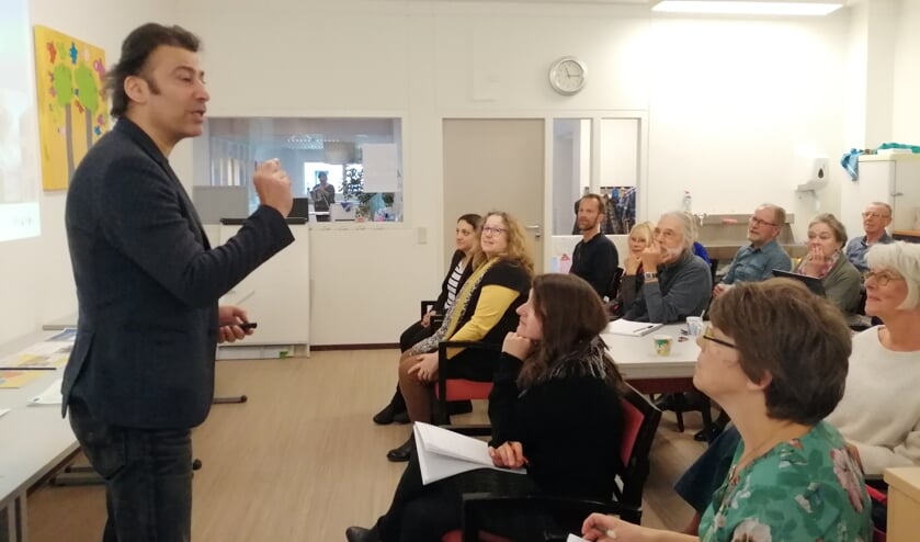 Een bevlogen Kaveh Bouteh deelt do’s en don’t tijdens de workshop cultuursensitief werken. Groep. (foto: Forte Welzijn)