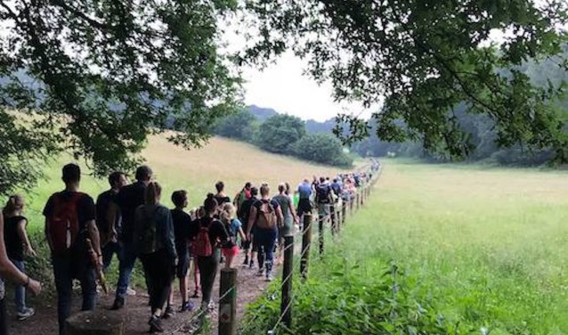 Wandelen over de Elyzeese velden. (foto: J. de Vries)