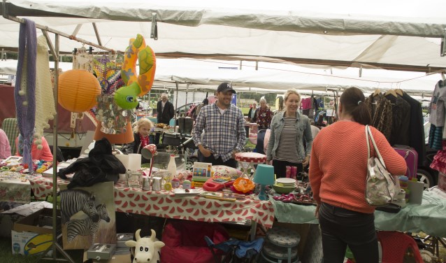 Vele standhouders bezoeken de groots opgezette rommelmarkt tijdens de Zomer-Fair 2019 op Sportpark de Griethse Poort in Zevenaar